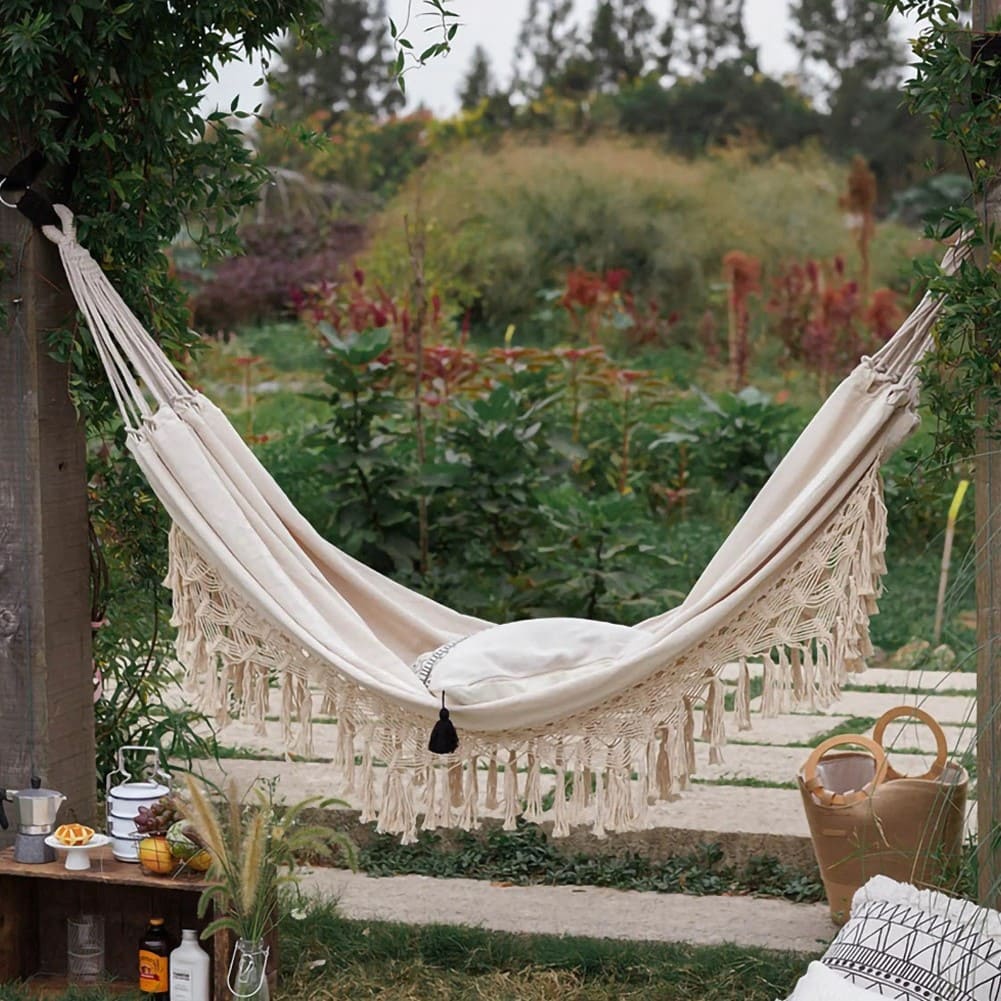 Handmade macramé hanging chairs in natural cotton — Macramé House