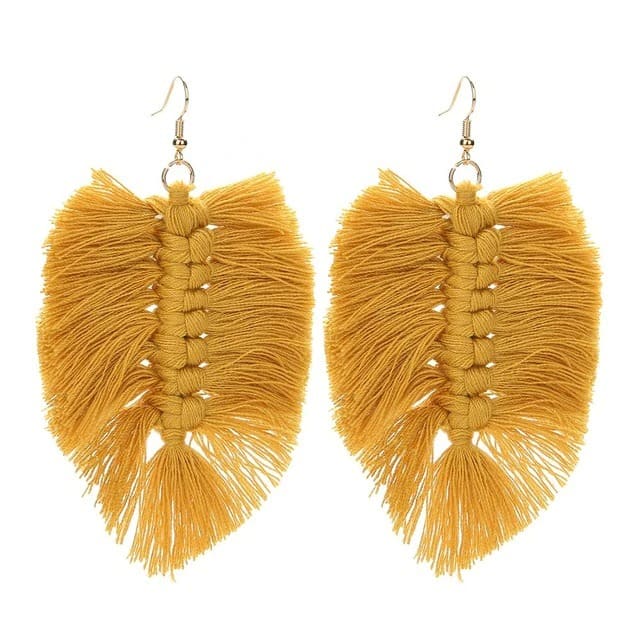 Boucle d'oreille macramé plume moutarde
