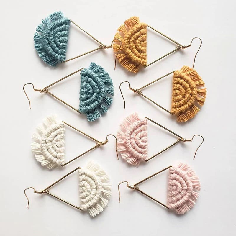 Boucle d'oreille pompon macramé