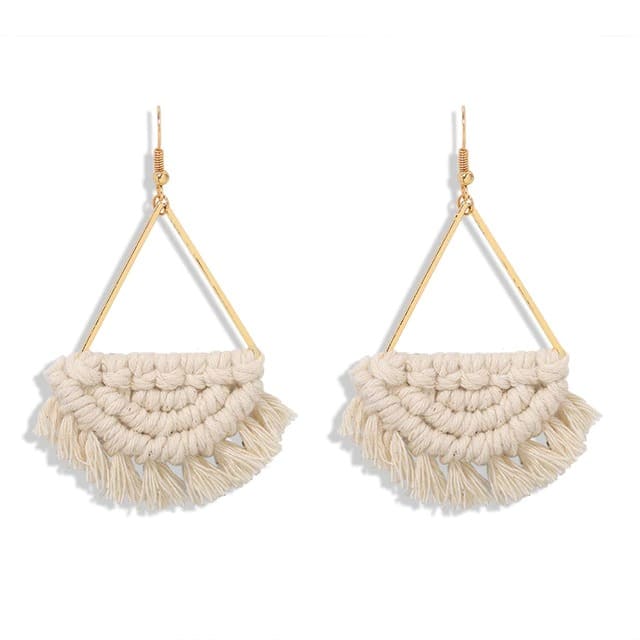 Boucle d'oreille pompon macramé beige