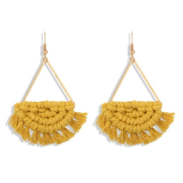 Boucle d'oreille pompon macramé moutarde