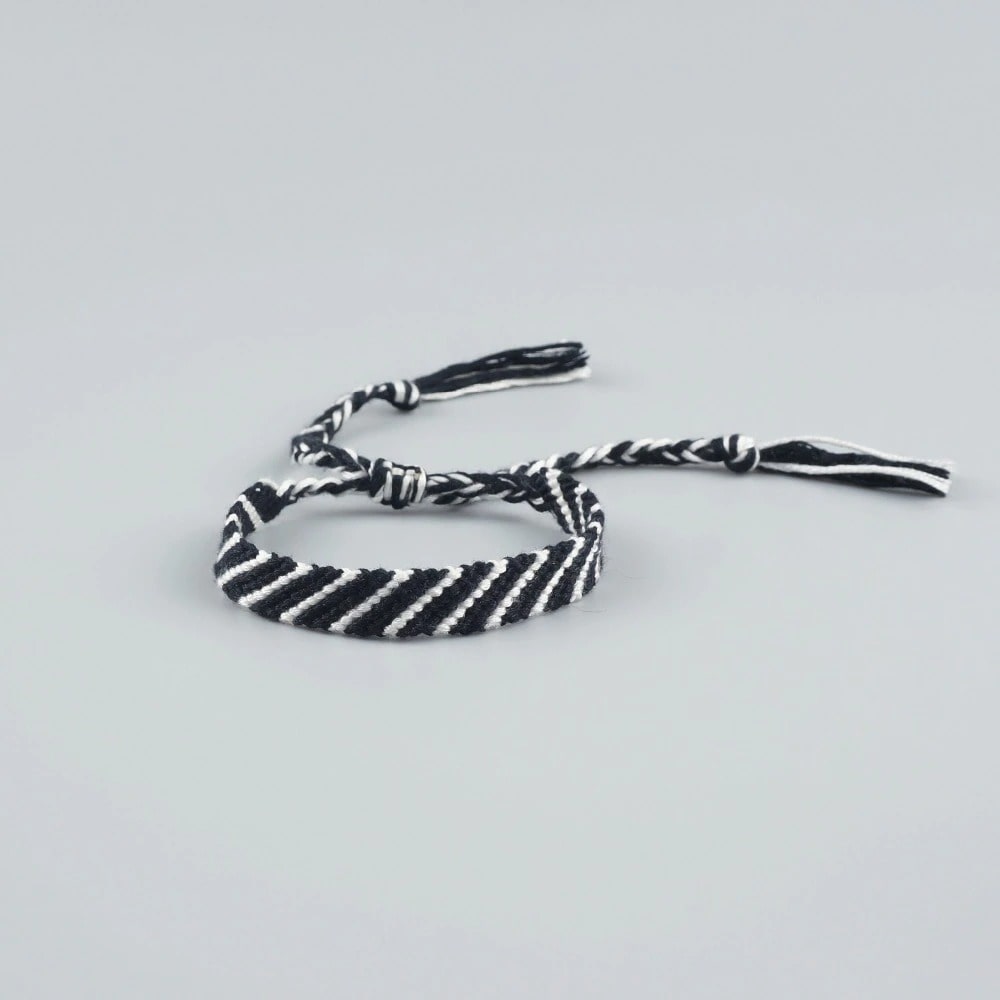 Bracelet cheville macramé noir et blanc