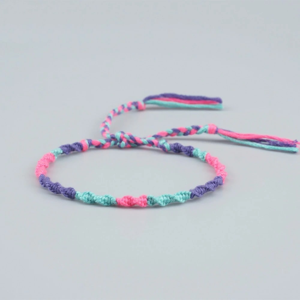 Bracelet macramé torsadé violet
