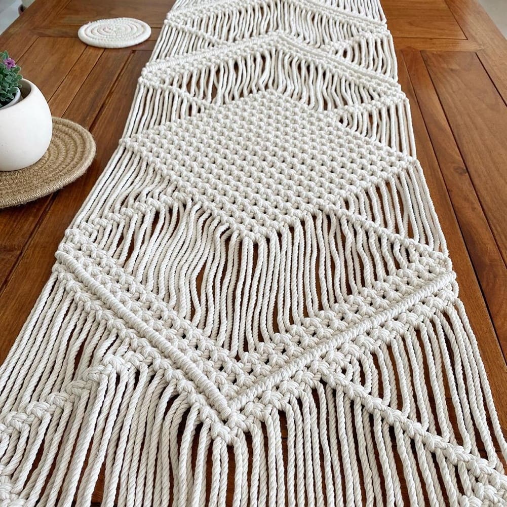 Chemin de table beige en macramé