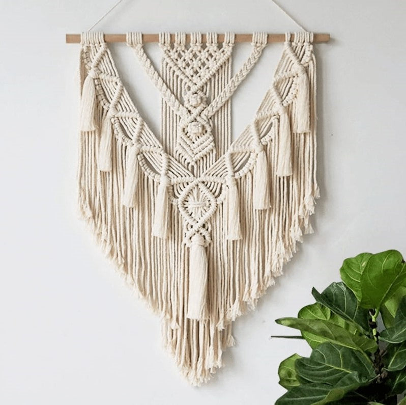 Macramé mural pompon