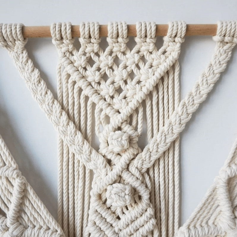 Macramé mural pompons bohèmes