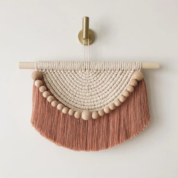 Macramé mural avec perles