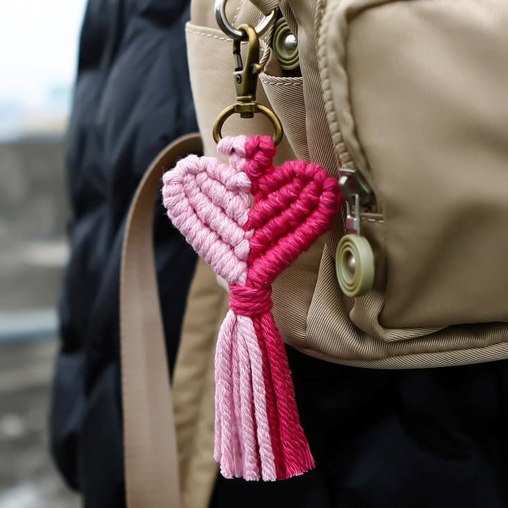 Porte clé macramé cœur rose