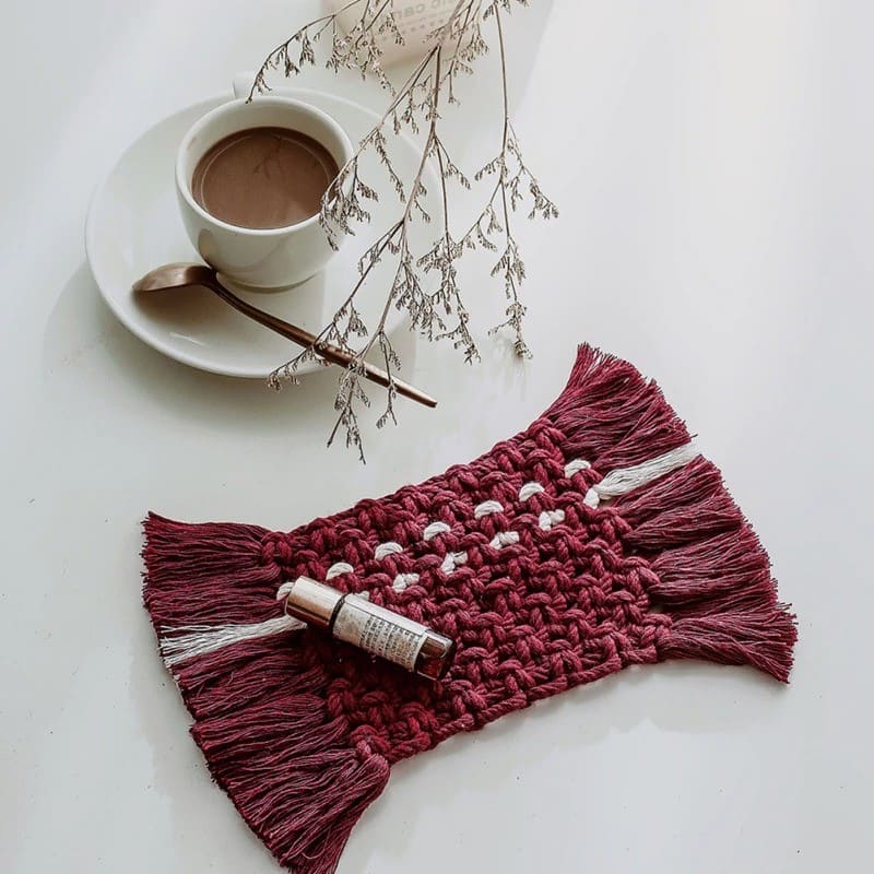 Sous-verre rectangulaire macramé rouge