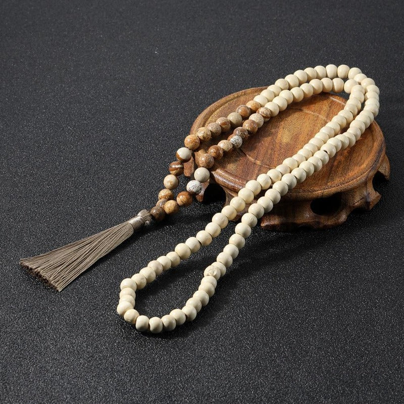 Collier de perles mala en bois avec pompon style macramé